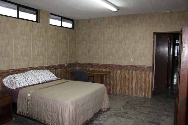 Cubrecamas, muebles diferentes y escritorio