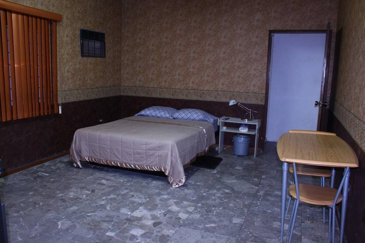 Cubrecamas, muebles diferentes y escritorio