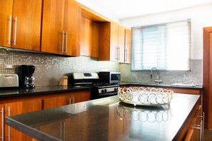 Geladeira grande, micro-ondas, fogão, cooktop