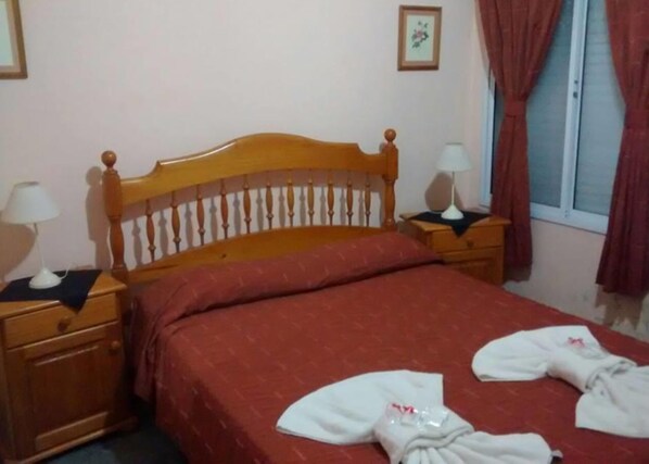 Chambre Double, 1 lit double, non-fumeurs | Bureau, Wi-Fi gratuit, draps fournis