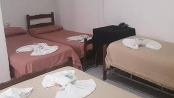 Triple Room | Desk, free WiFi, bed sheets