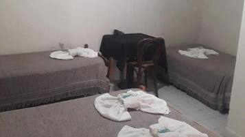 Triple Room | Desk, free WiFi, bed sheets