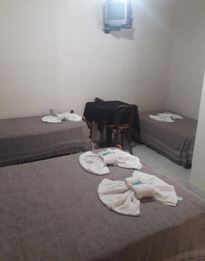 Triple Room | Desk, free WiFi, bed sheets - VoVó Resto-Hotel (Junín)