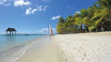 Una spiaggia nelle vicinanze, sabbia bianca