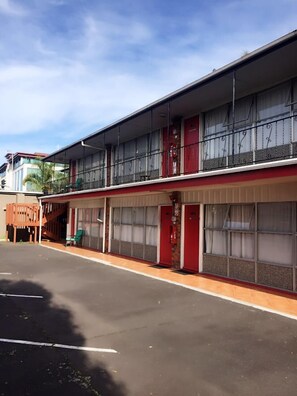 المنطقة المحيطة بالمنشأة