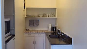 Studio Room | Private kitchenette | Fridge, microwave, oven, stovetop