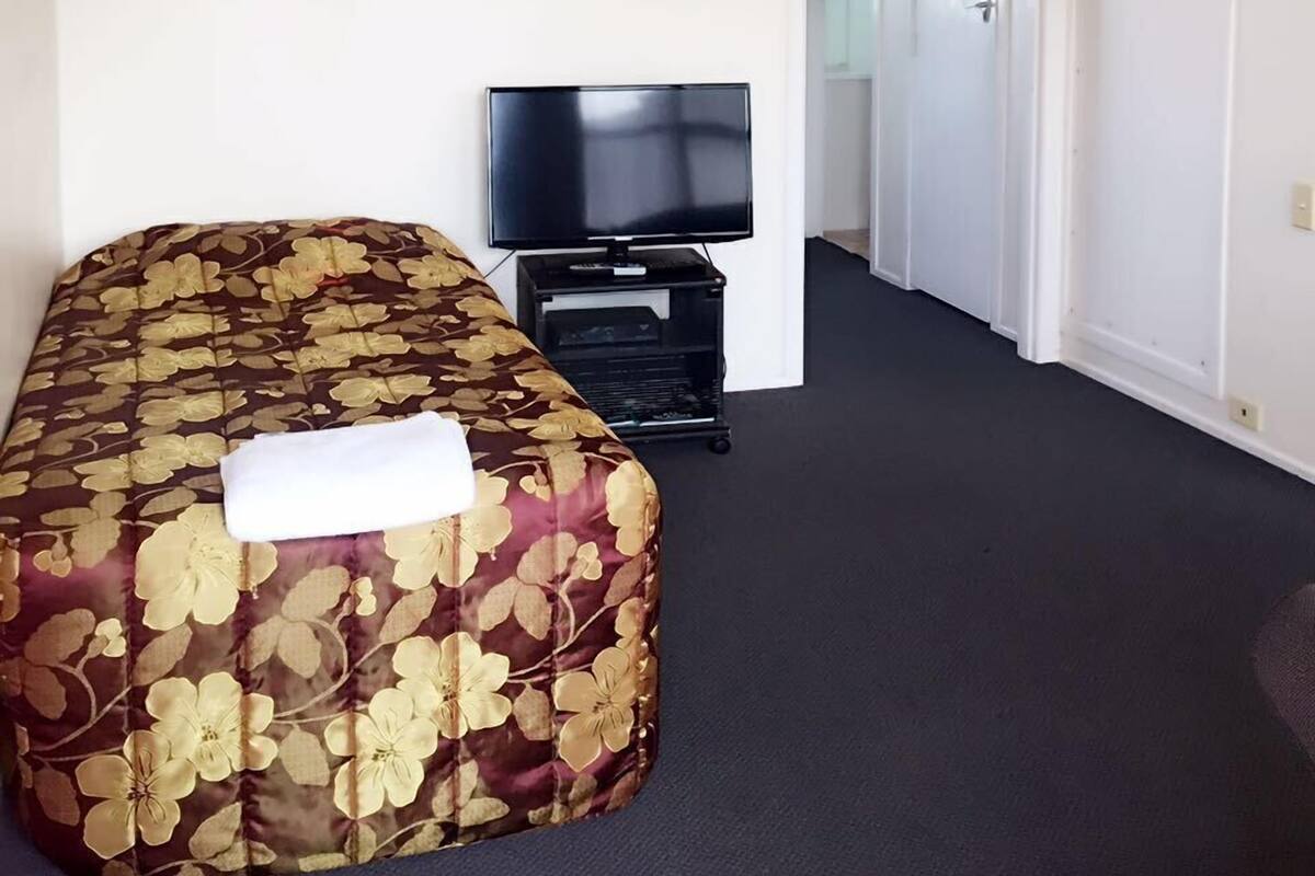 Studio Room | 1 bedroom, desk, blackout drapes, iron/ironing board