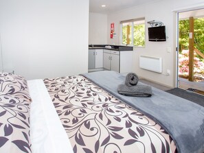 Studio, 1 Tempat Tidur Queen | Dapur kecil pribadi | Lemari es di ruangan bersama dan microwave di ruangan umum