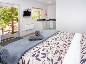 Estudio, 1 cama Queen size | Muebles diferentes, cortinas blackout, insonorización y cunas 