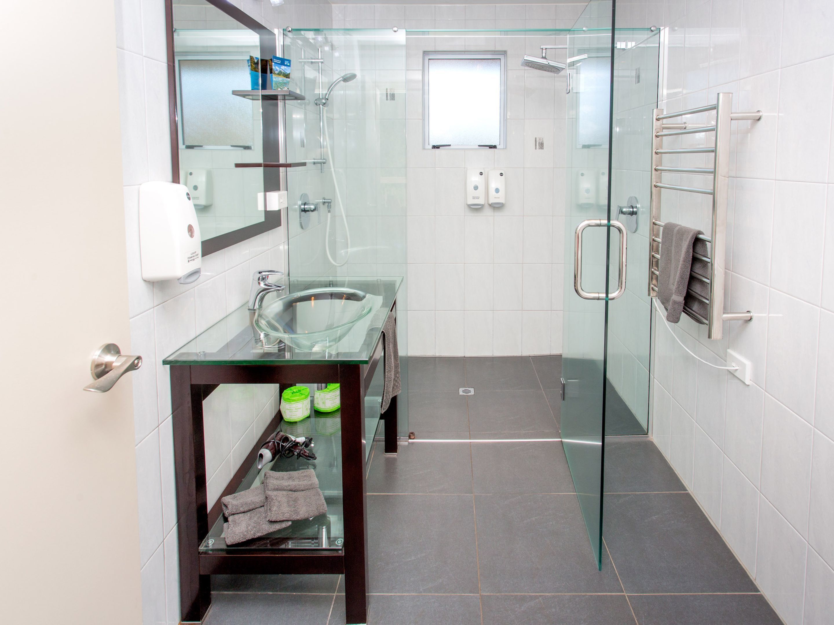 Appartement, plusieurs lits, accessible aux personnes à mobilité réduite, vue parc | Salle de bain | Serviettes fournies