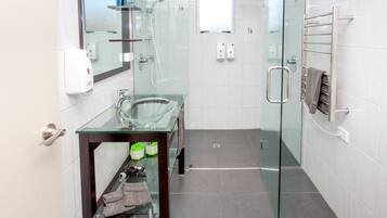 Appartement, plusieurs lits, accessible aux personnes à mobilité réduite, vue parc | Salle de bain | Serviettes fournies