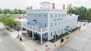 Un bâtiment historique appelé « The Cadillac », doté d’un balcon imposant et d’une petite tour.