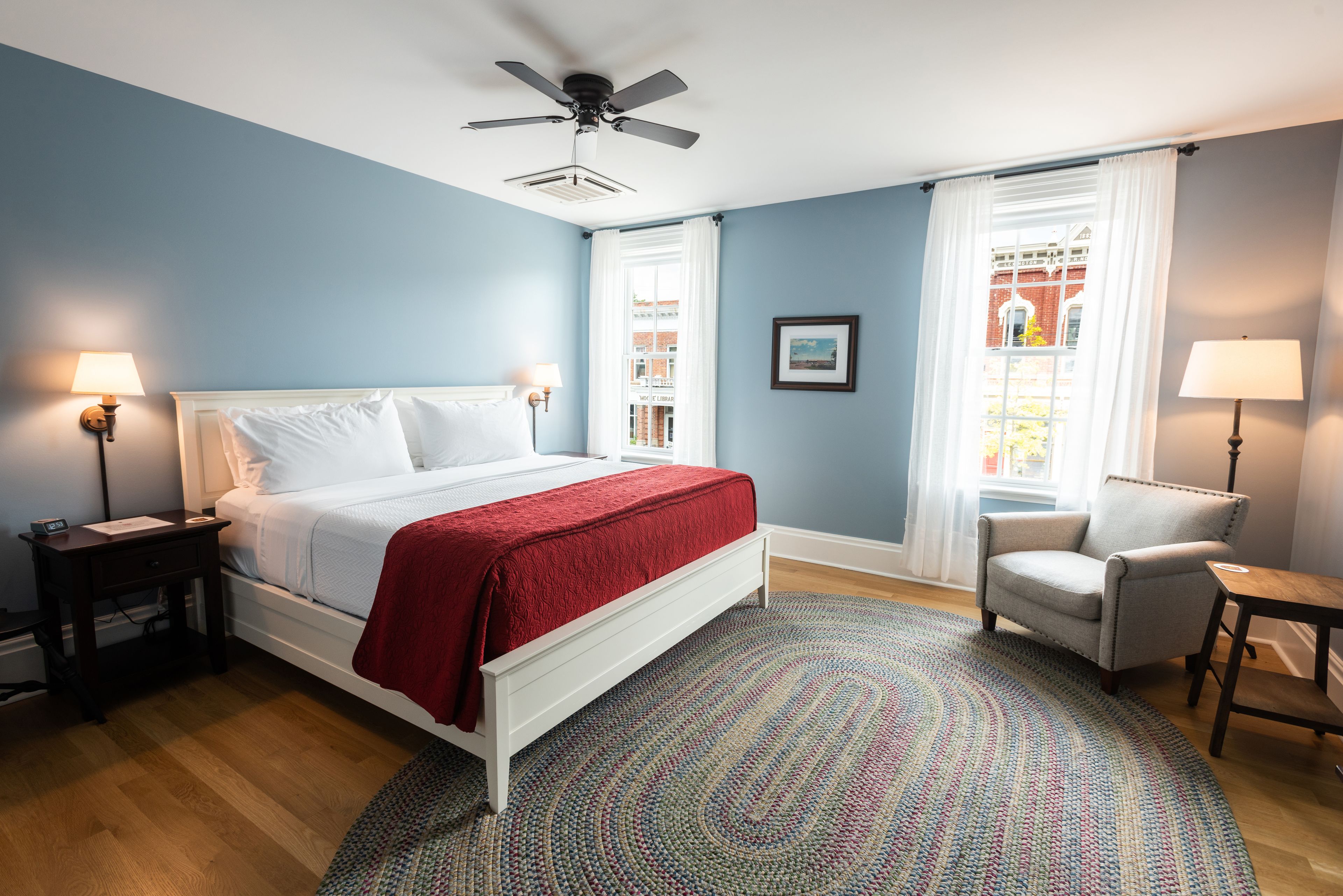 Single King | Literie de qualité, rideaux d’obscurcissement, fer et planche à repasser