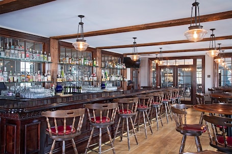 Bar (na propriedade). The Cadillac House Lexington, Tapestry Collection by Hilton