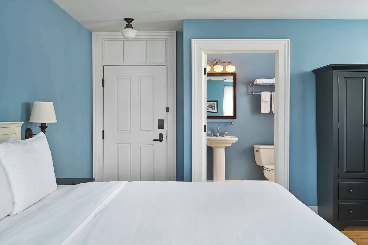 Room, 1 King Bed, Corner | Premium bedding, blackout drapes, iron/ironing board (on request)