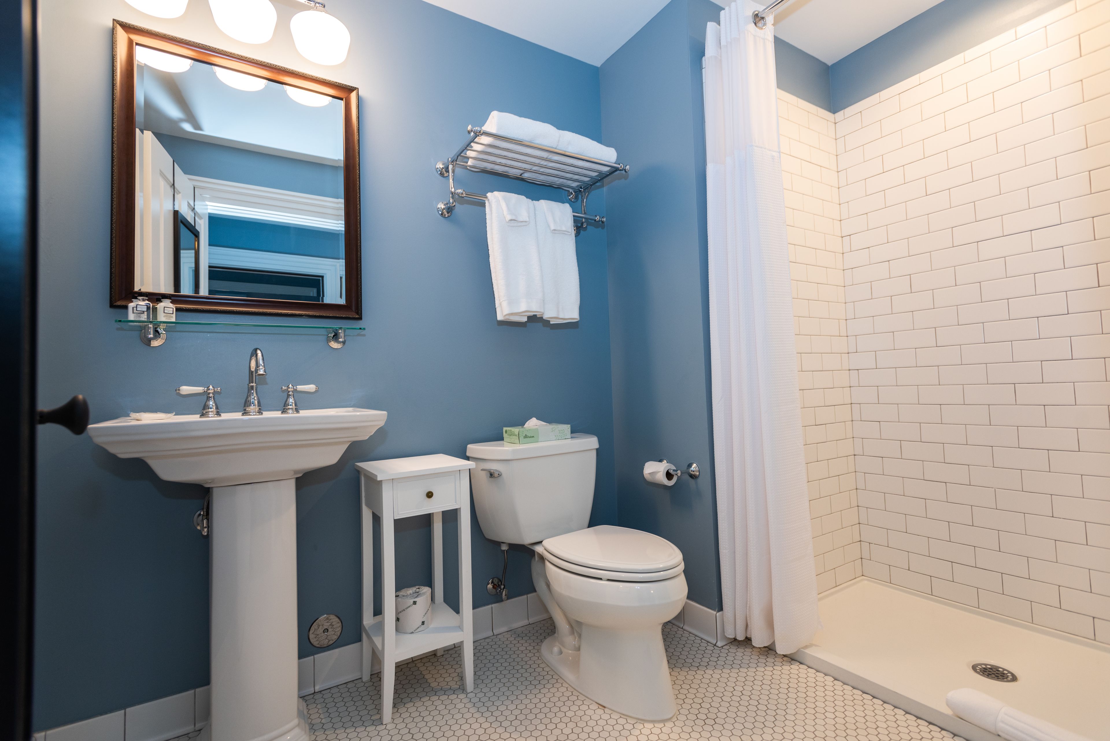 Un baño con lavabo, inodoro y ducha.