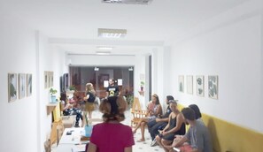 Coin salon dans le hall