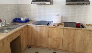 Full-sized fridge, stovetop, cookware/dishes/utensils, dining tables - Hostel Hasta La Vista (Sarandë)
