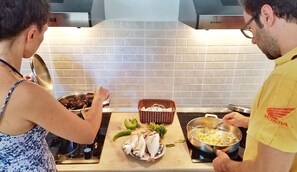 Geladeira grande, cooktop, talheres/pratos/utensílios de cozinha