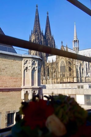 Uma catedral em estilo gótico, com torres pontiagudas e esculturas complexas em pedra.