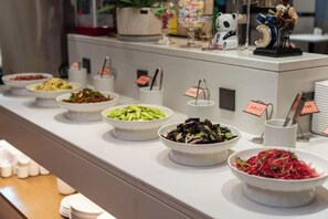 A buffet with various food options, each labeled with a name tag. - Hongbao Hotel (Xuchang Caowei Ancient City Pang Donglai Times Square) (Xuchang)