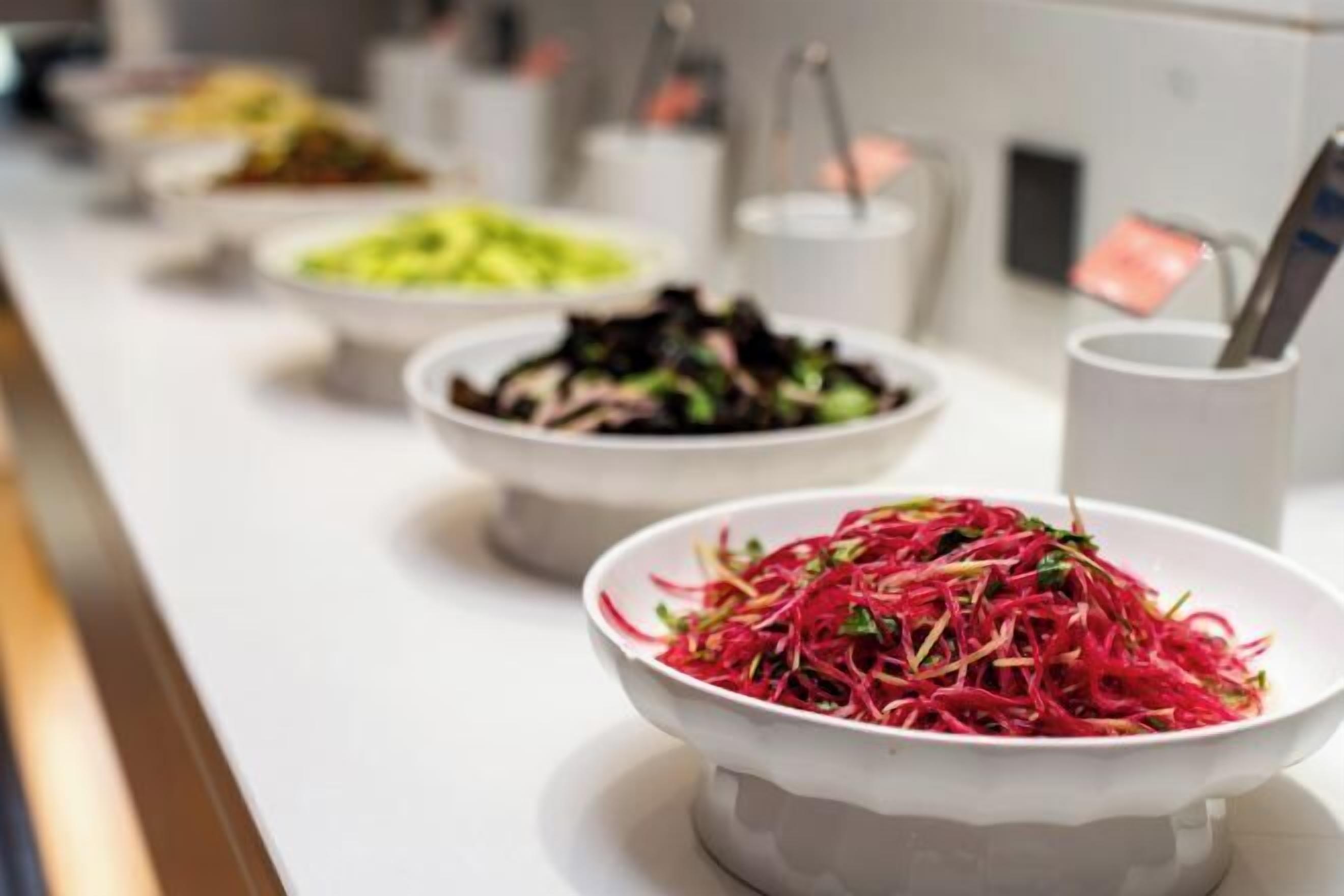 Een buffet met verschillende gerechten.