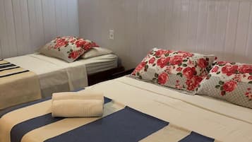 Quarto triplo, para não fumantes | Frigobar, ferros/tábuas de passar roupa, Wi-Fi de cortesia