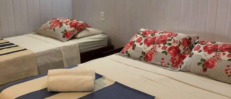 Triple Room, Non Smoking | Minibar, iron/ironing board, free WiFi, bed sheets