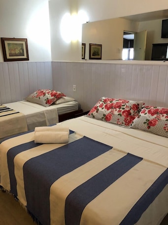 Triple Room, Non Smoking | Minibar, iron/ironing board, free WiFi, bed sheets
