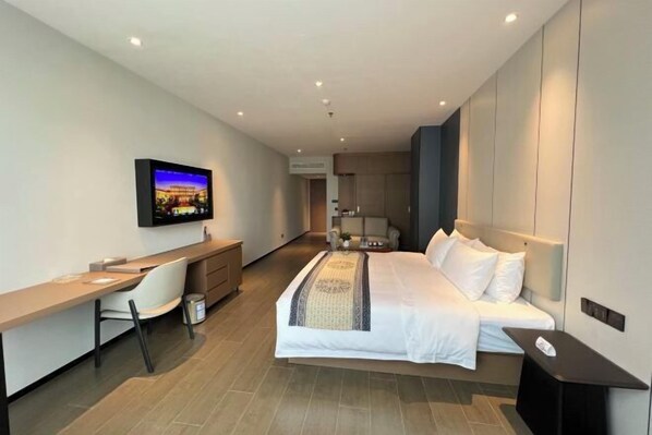 A modern hotel room with a bed, a desk, a chair, and a television. - Fengleyuan Hotel (Zhengzhou)