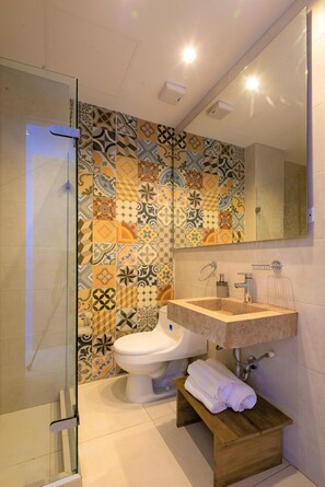 Deluxe Suite, 1 Queen Bed with Sofa bed, Non Smoking, City View | Bathroom - Ganem Lifestyle Suites (Cartagena)