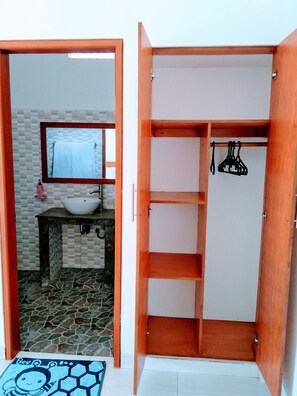Regadera, amenidades de baño gratuitas, batas, toallas 