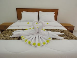 Minibar, escritorio, wifi gratis y ropa de cama