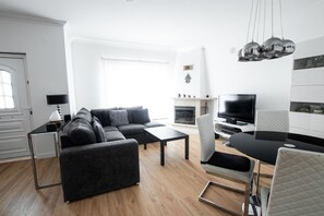 40-Zoll-Flachbildfernseher mit Satellitenempfang, LCD-Fernseher, Kamin