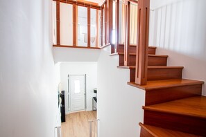 40-Zoll-Flachbildfernseher mit Satellitenempfang, LCD-Fernseher, Kamin