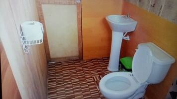 Bangalô básico, para não fumantes, vista para o rio | Banheiro | Chuveiro, toalhas de banho