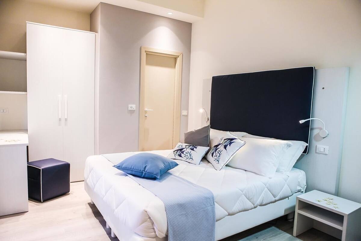 Chambre supérieure double | Lit de bébé (supplément), accès au Wi-Fi (inclus), literie fournie