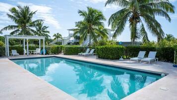 Lämmitetty uima-allas