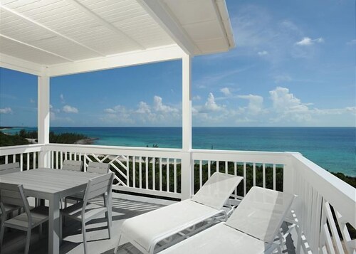 Lux Condo w/Views, Beach, Htd Pool, Pickleball, Gym,Walk to Restaurant