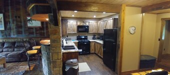 Unik Log House ligger i skogen i nærheten av Billy Creek.