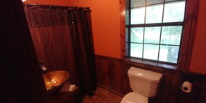 Ensemble baignoire-douche, serviettes fournies, savon, shampooing