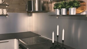 Kaffetrakter/tekoker, kjøleskap, ovn og kokeplater