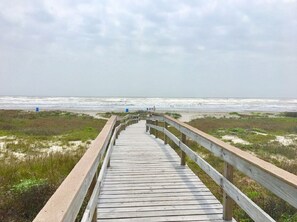 Vlak bij het strand, ligstoelen aan het strand