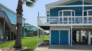 Un bâtiment à deux étages doté d’un balcon, d’un porche couvert et d’un garage.
