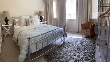 2 bedrooms, iron/ironing board, bed sheets