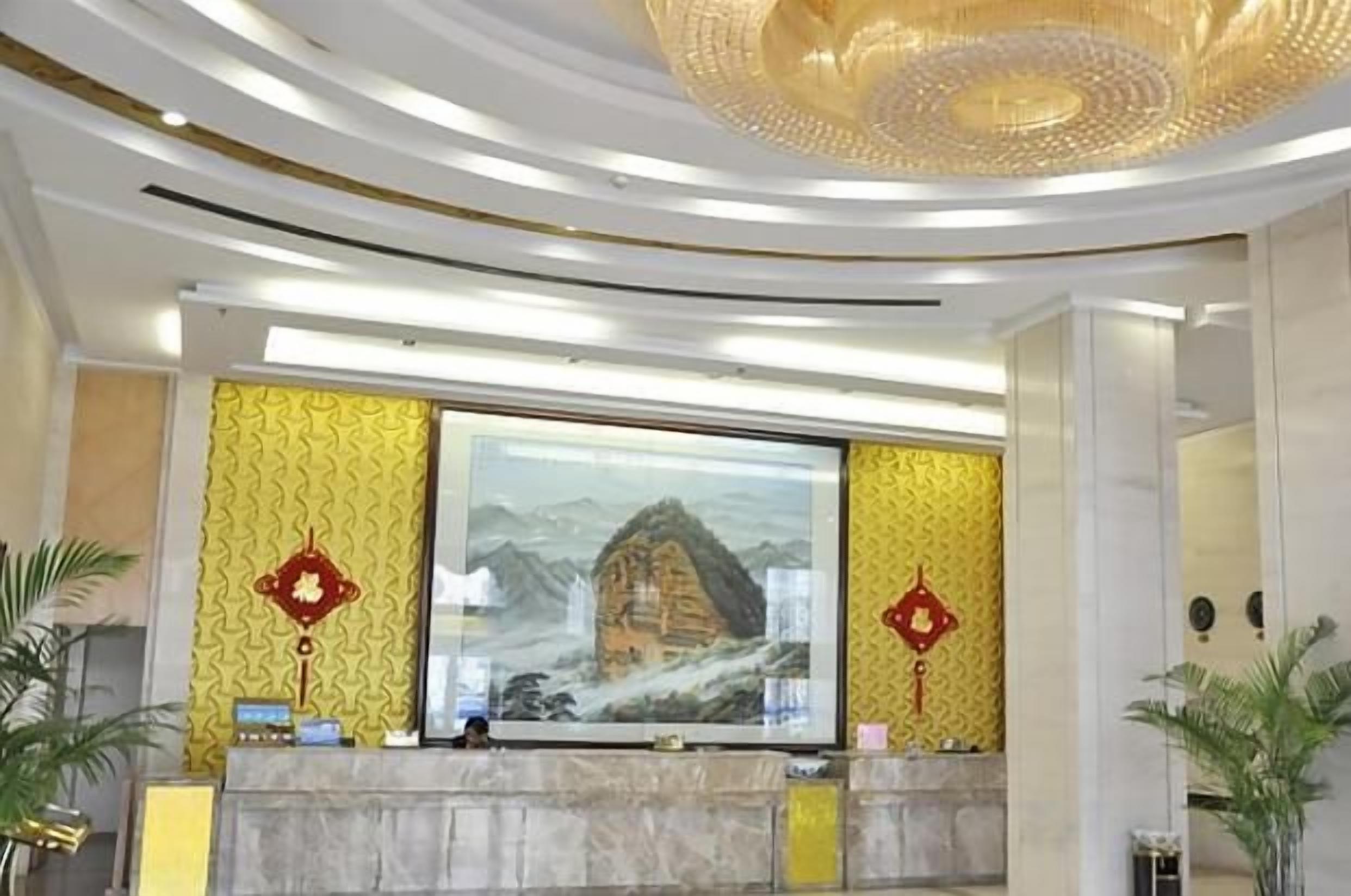 Una zona de recepción con una gran obra de arte enmarcada, una barra de mármol y paneles decorativos en la pared.