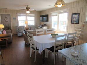 Älytelevisio, DVD-soitin, kirjoja, tietokoneen näyttö