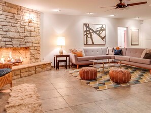 Smart TV, fireplace, DVD player, table tennis - Canary Palms - Iconic Midcentury Oasis (Palm Springs)