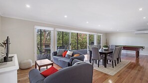 TV - Stella's at the Bay (Nelson Bay)