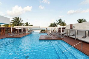 A rooftop pool - LA AMADA CANCUN LUXURY CONDO 3 BR STEPS FROM BEACH MARINA (Isla Mujeres)